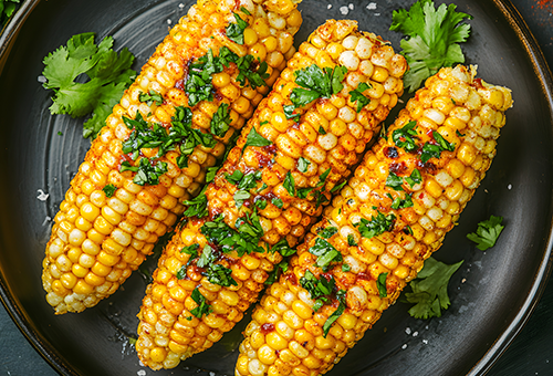 Frisch gegrillte Maiskolben mit Chili 