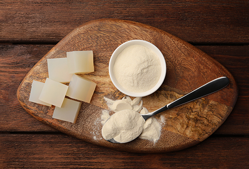 Vegetarisches Geliermittel Vegetarisches Geliermittel - Agar Agar als Pulver und Gelierwürfel angerichtet auf einem Holzbrett