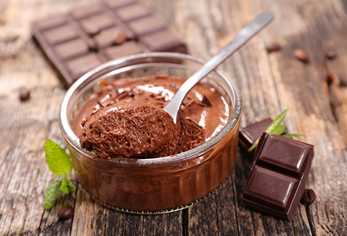 Veganes Mousse au Chocolat Veganes Mousse au Chocolat in einer kleinen Glasschüssel, darauf ein Teelöffel zum Essen mit Mousse au Chocolat