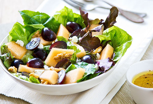 Frischer Salat mit Walnüssen und Weintrauben mit einer Kräutermarinade/Dressing. 