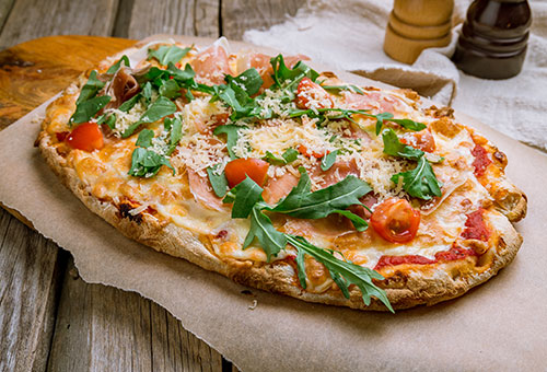 Pinsa Rezept Idee Rustikal Frisch gebackene rustikale Pinsa mit Parmaschinken, Tomaten und Ruccola