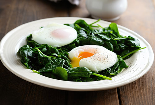 Beliebte Rezepte mit pochiertem Ei Pochierte Eier auf Blattspinat