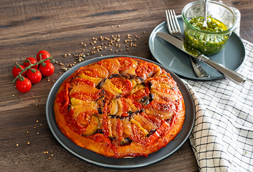 Frische Tarte Tatin aus dem Ofen Tarte Tatin mit Liebstöckel-Salsa