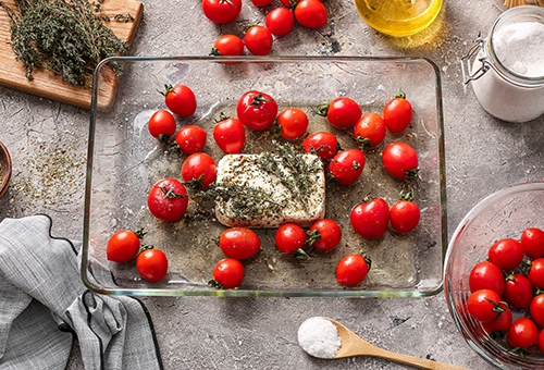 Bougiourdi - griechischer Tomatenauflauf Rezeptidee Fetakäse und Tomaten mit Oregano in einer Auflaufform