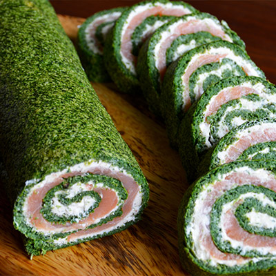 Ameuse Gueule Lachs-Frischkäse-Rolle mit Spinat Amuse-Gueule-Röllchen
