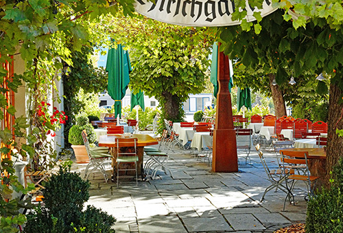 Biergarten mit Tischen und Stühlen