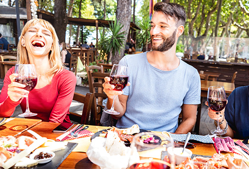 Gäste mit Wein im Außenbereich