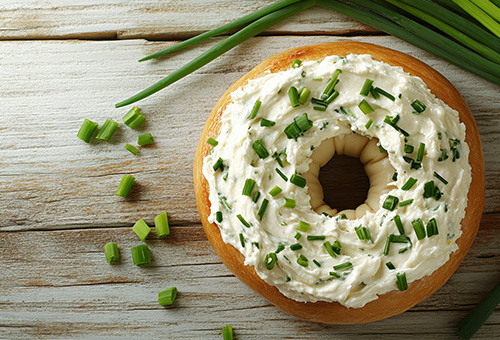Rezept für einen Bagel mit Frischkäse Bagel mit Frischkäse und Schnittlauch