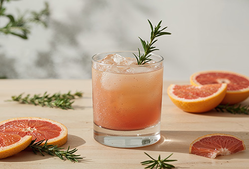 Rezept für Grapefruit-Limonade Frische Grapefruit-Limonade aus dem Glas