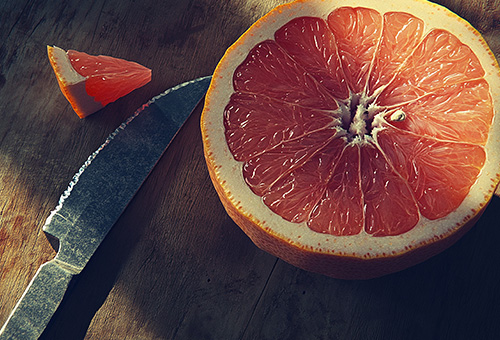 Grapefruits in der Küche Frische Grapefruit auf einem Holzbrett