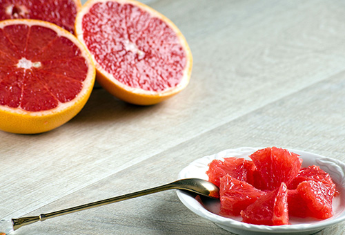 Einkauf und Lagerung von Grapefruits Aufgeschnittene Grapefruit auf einem Tisch