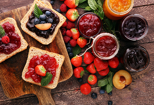 Marmelade und Früchte auf Tisch