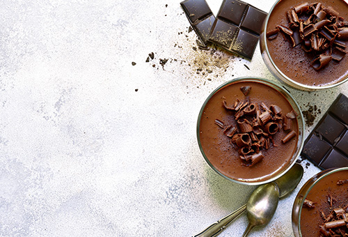 Geschichte von Mousse au Chocolat Mousse au Chocolat serviert mit dunkler Schokolade
