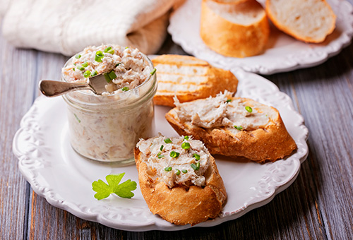 Unterschiede und Arten von Mousse Fischmousse serviert auf frischem Baguette