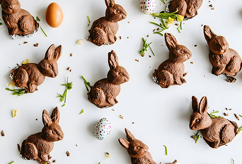 Osterhasen aus Nougat auf weißem Hintergrund