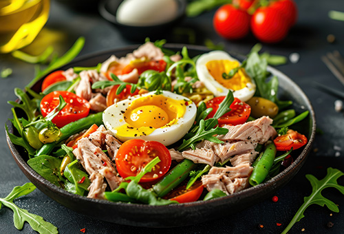 Nizza-Salat mit Thunfisch auf Teller