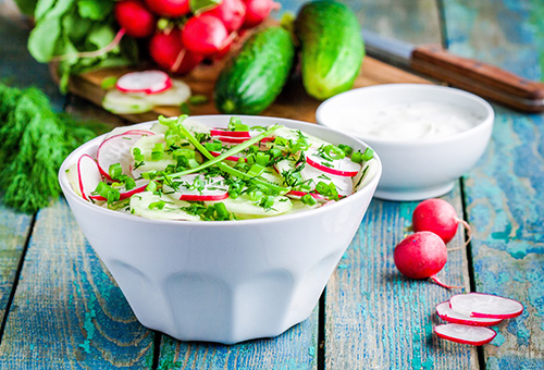 Radieschensalat in Bowl