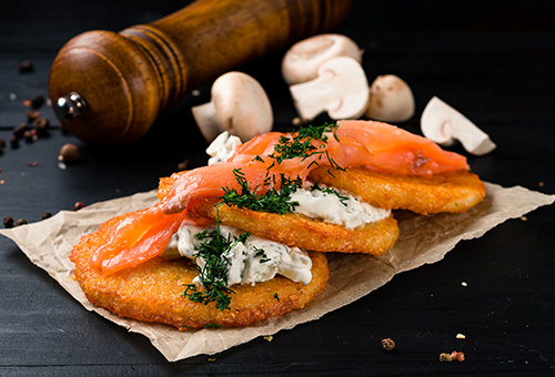 Reibekuchen mit Lachs auf Teller