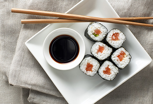 Rezept für selbstgemachten Sushi-Reis Sushi-Reis auf einem Teller angerichtet