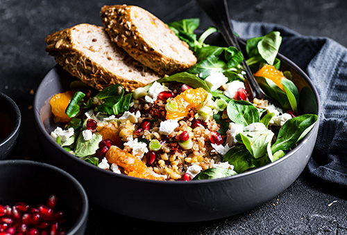 Definition und Herkunft von Salat Frischer Salat mit Brot angerichtet