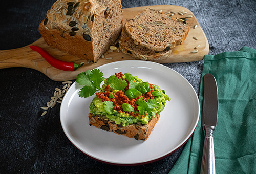 Dinkelvollkornbrot mit Avocadostampf und roter Pesto