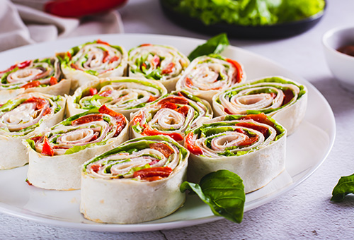 Pesto-Tortilla-Röllchen auf einem Teller