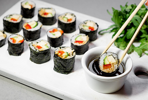 Rezept für selbstgemachte Sushi-Soße Sushi-Rollen mit Soße