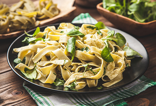 Tagliatelle mit Basilikum serviert