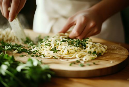 Tagliatelle mit Kräutern auf Holz