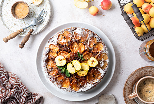 Genuss von einer Tarte Tatin mit Kaffee Tarte Tatin angerichtet auf Tisch