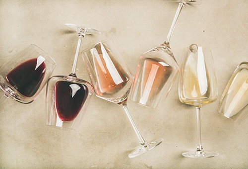 Weintrauben als Mittel zum Genuss Wein in Gläsern