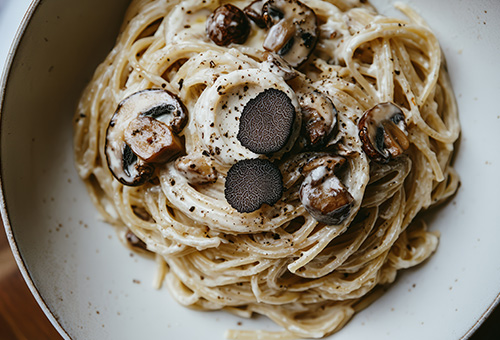 Einmaliger Trüffel Pasta mit Sauce und Trüffelstücken versehen
