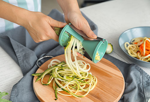 Zucchini Spiralschneider Zuchini wird mit einem Spiralschneider zu Zoodles